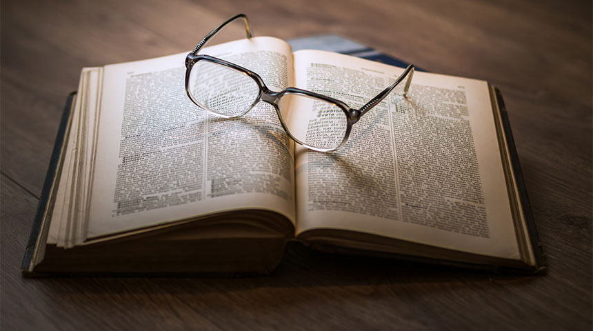 book with glasses - Literatura de Cordel, já ouviu falar?