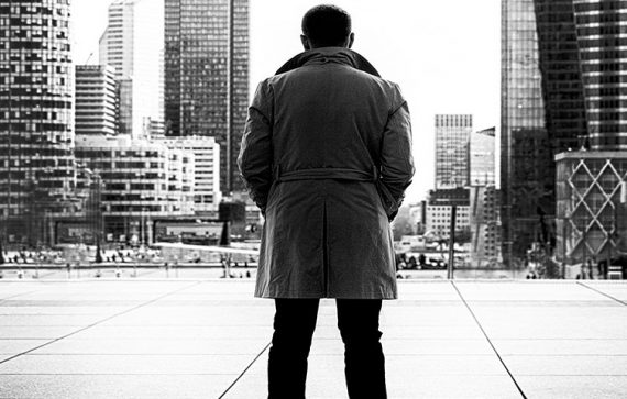 man standing 570x363 - Conhece o Sérgio Vieira?