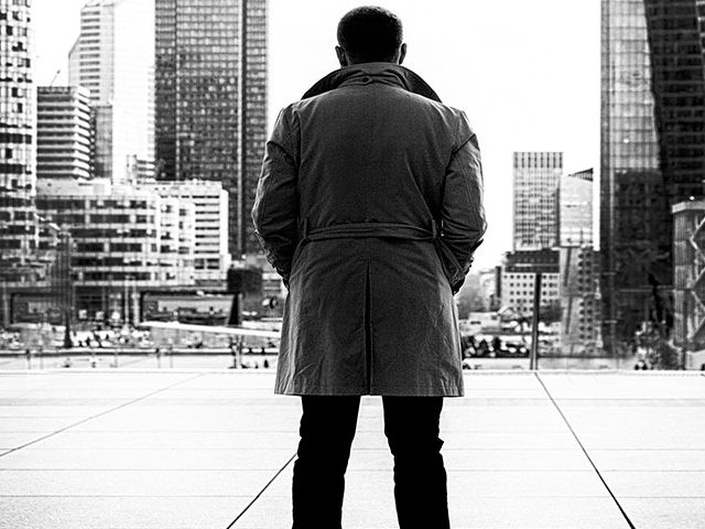 man standing 640x480 - Conhece o Sérgio Vieira?