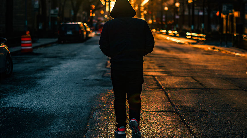 man walking back - Tudo o que Não Podes Perder Sobre o Dia do Solteiro