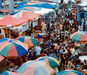 market many people 300x260 - Explore as Ofertas do Mercado da Ribeira