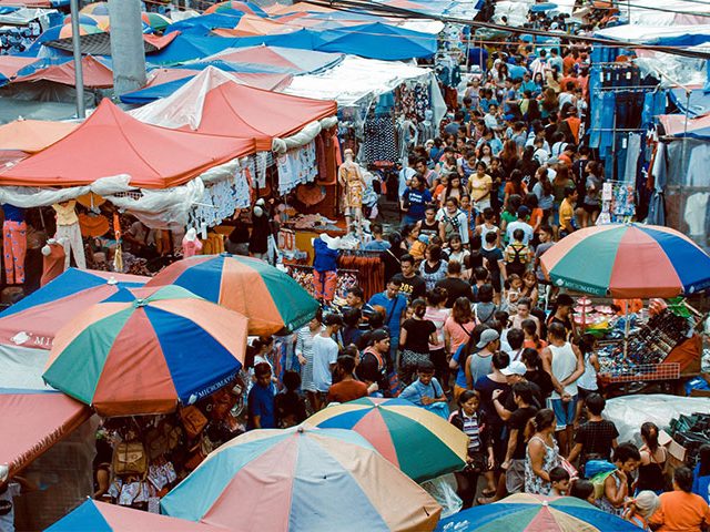 market many people 640x480 - Explore as Ofertas do Mercado da Ribeira