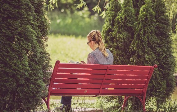 woman seting 570x363 - Tudo o que Não Podes Perder Sobre o Dia do Solteiro