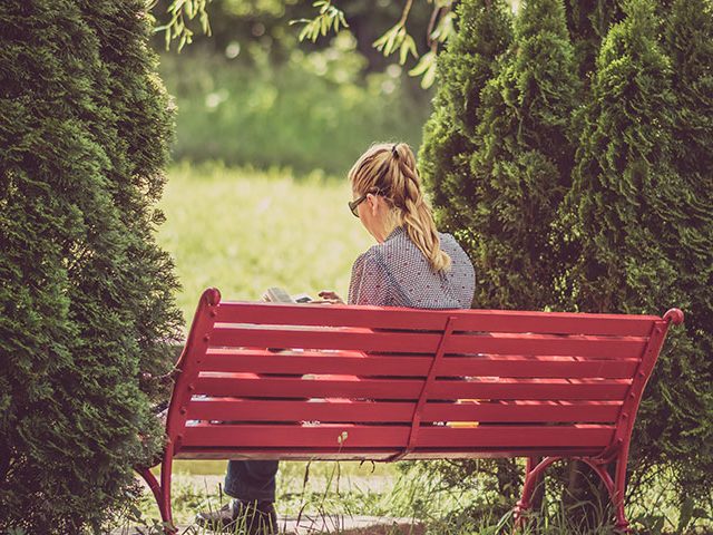 woman seting 640x480 - Tudo o que Não Podes Perder Sobre o Dia do Solteiro