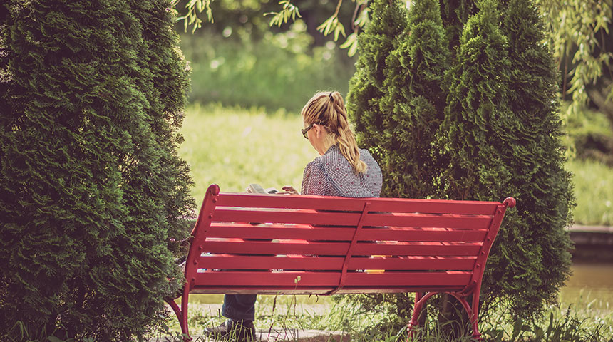 woman seting - Tudo o que Não Podes Perder Sobre o Dia do Solteiro